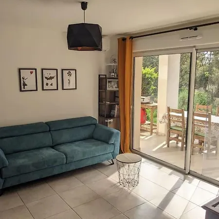 Douillet Avec Jardin Pour 4 Personnes * Cauro
